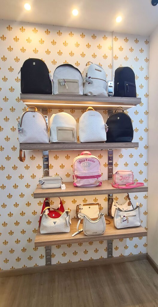 bonch_ropa_americana_vitrina_mochilas