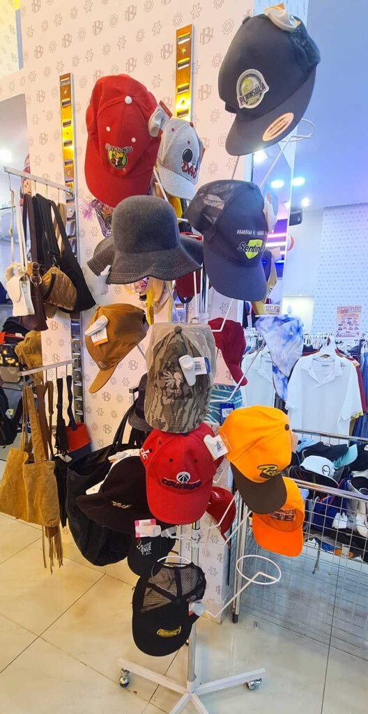 bonch_ropa_americana_vitrinas_gorras
