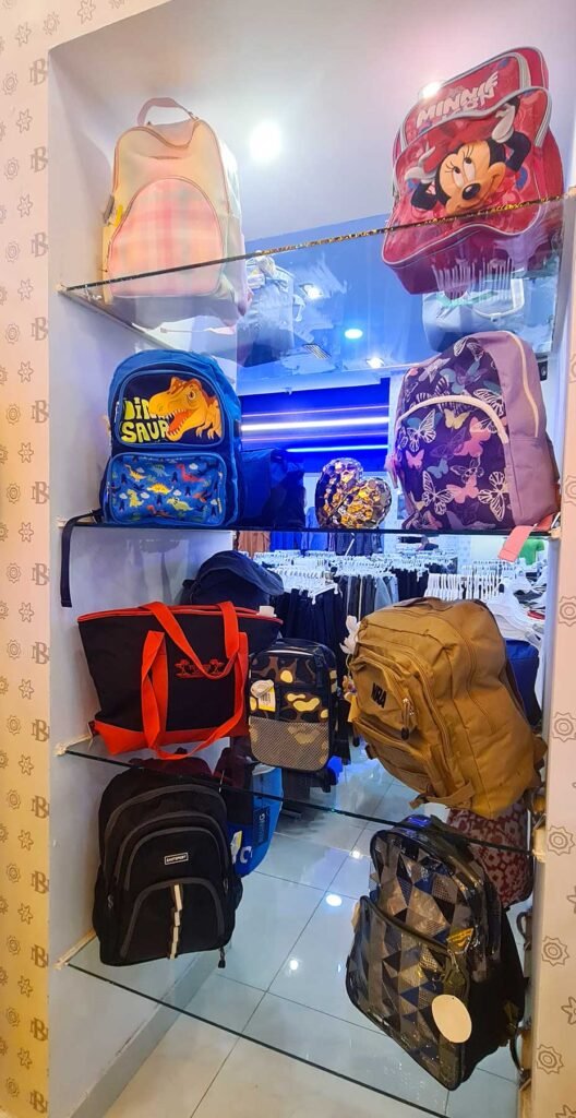 bonch_ropa_americana_vitrinas_mochilas